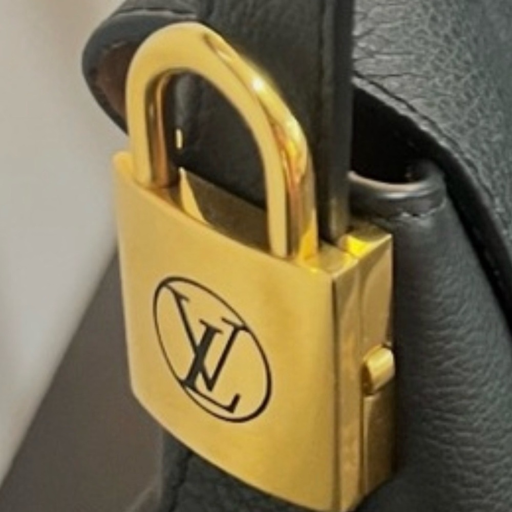 Louis Vuitton low key flap Bag - Picture 3 of 3